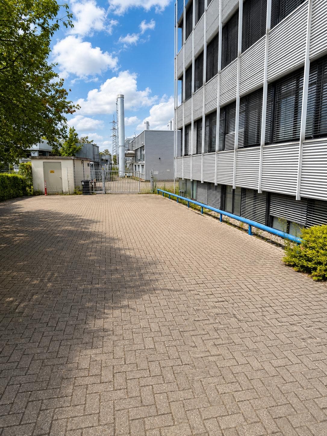 Hoffläche mit Zufahrt