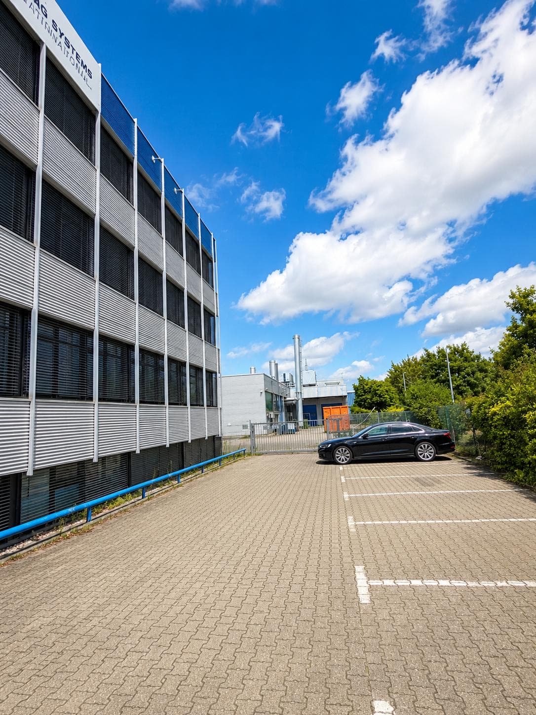 Stellplätze am Bürogebäude